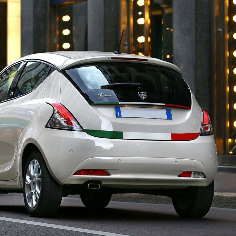 Strisce adesive componibili tricolore Italia esempio di applicazione retro auto