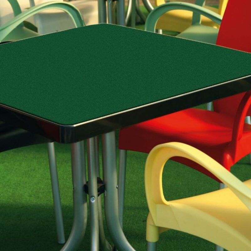 pellicola effetto velluto verde espempio applicazione su tavolino da giardino